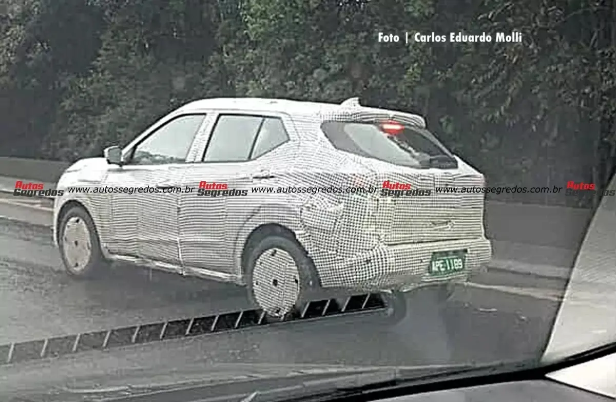 Novo SUV da Nissan, visto de trás e camuflado