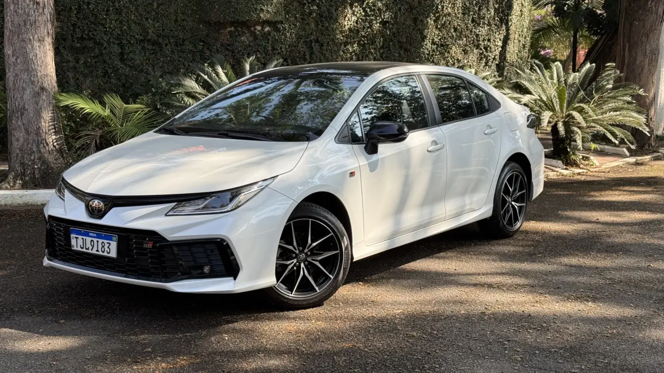Toyota Corolla GR-Sport branco visto de frente
