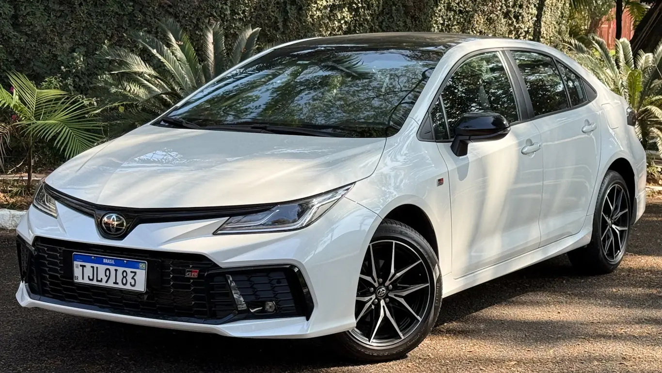 Toyota Corolla GR-Sport branco visto de lado