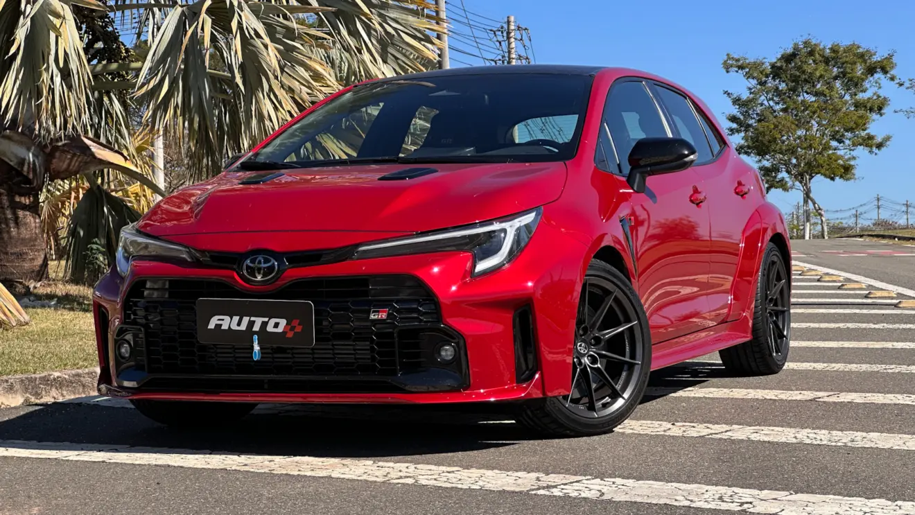 Toyota GR Corolla vermelho de frente