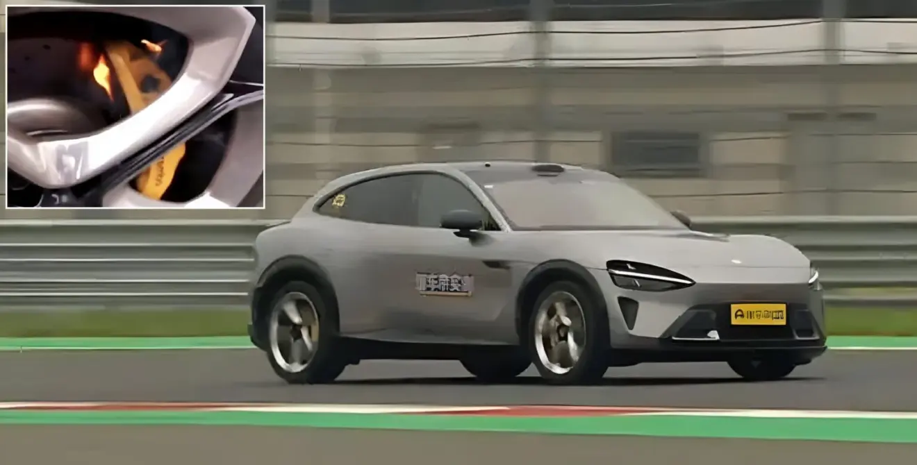 Xiaomi YU7 Max prata em pista com pinças de freio pegando fogo