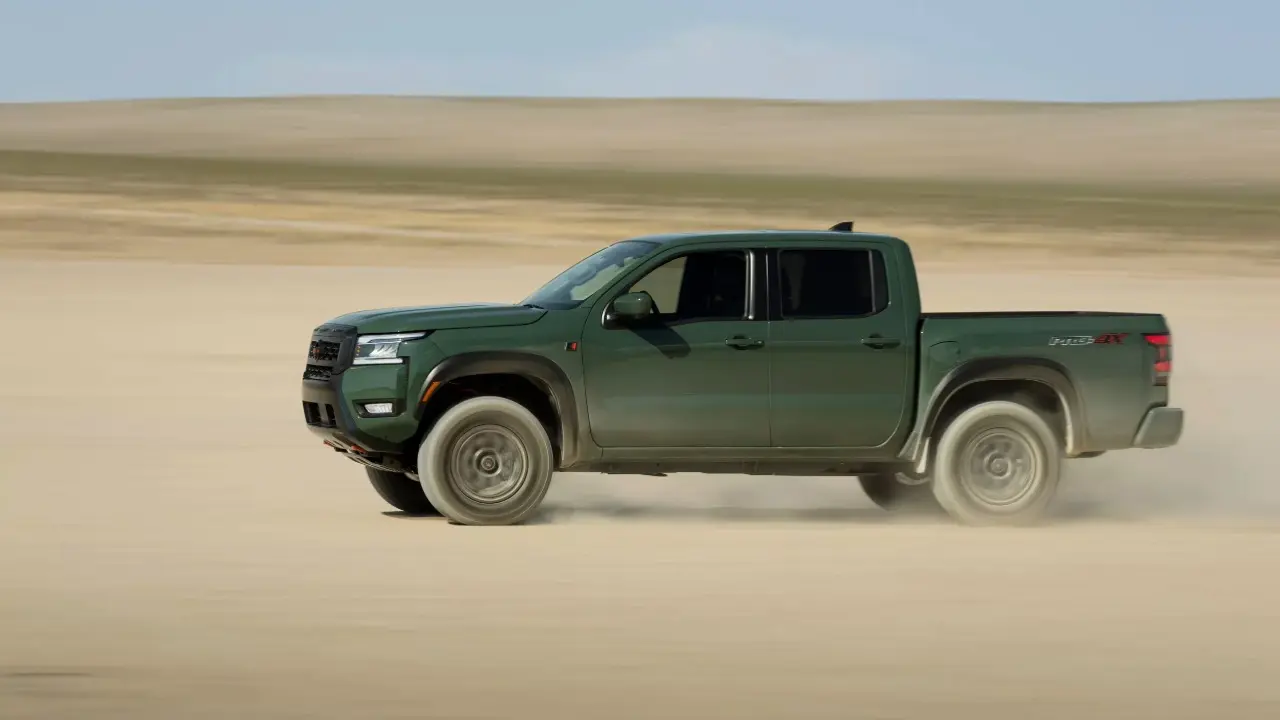 Nissan Frontier PRO-4X R 2026 de lado em movimento no deserto