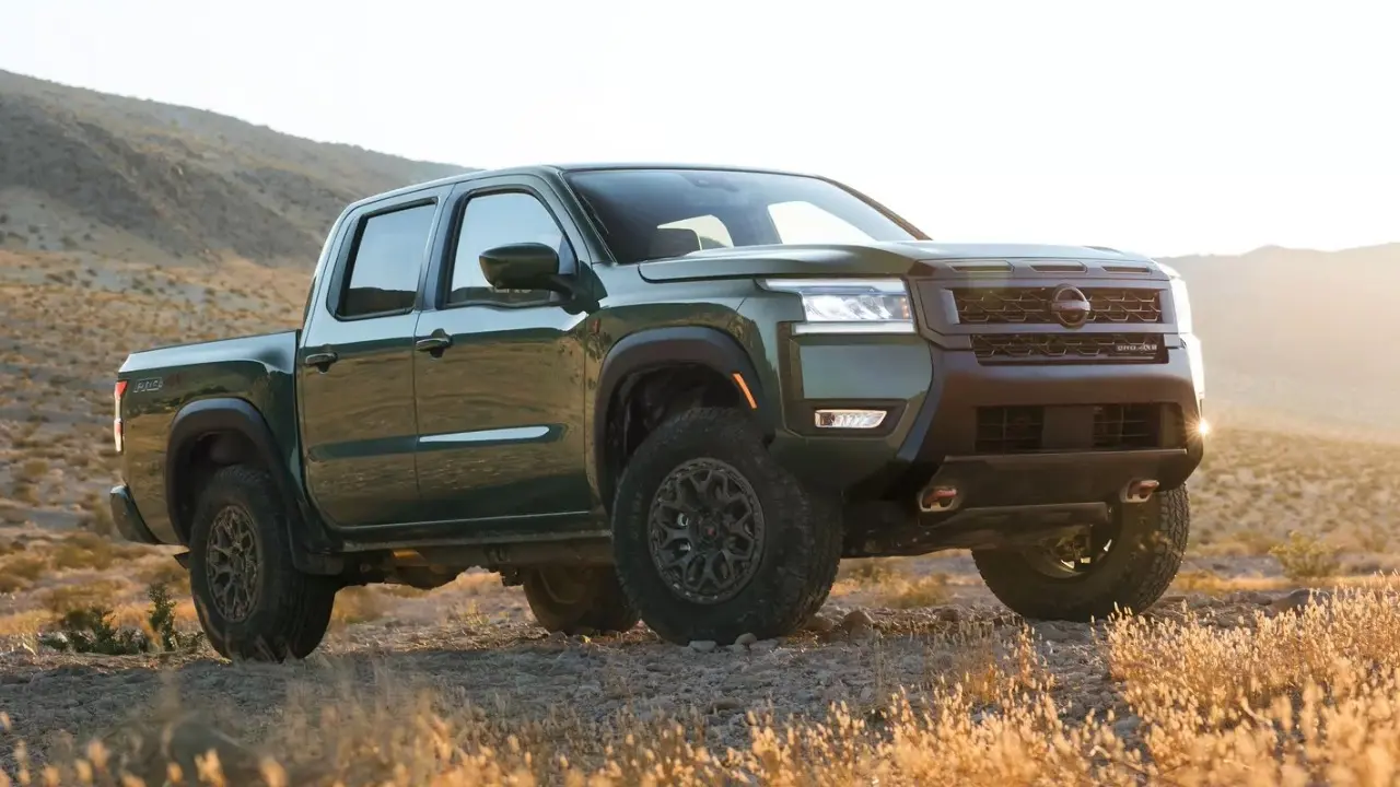 Nissan Frontier PRO-4X R 2026 de frente no deserto