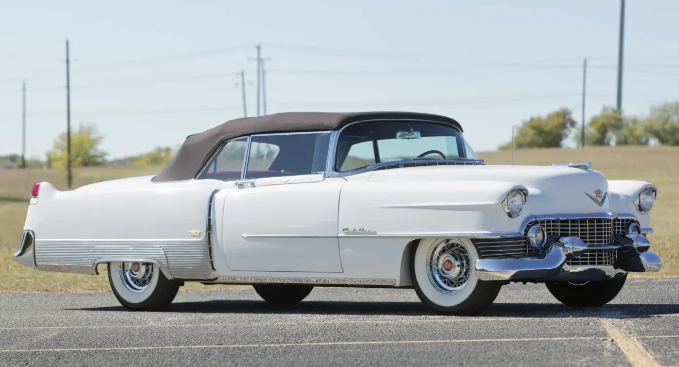 Cadillac Eldorado 1954 branco parado de lateral na estrada