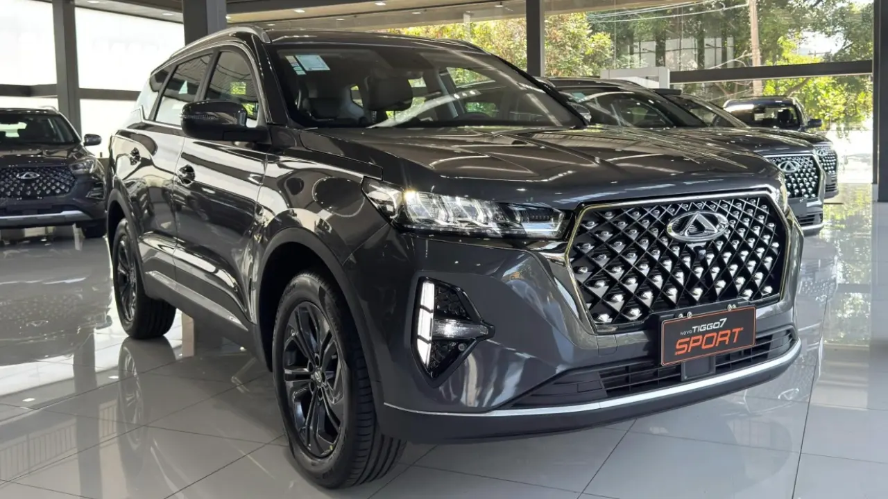 Caoa Chery Tiggo 7x Sport na cor cinza estático de frente