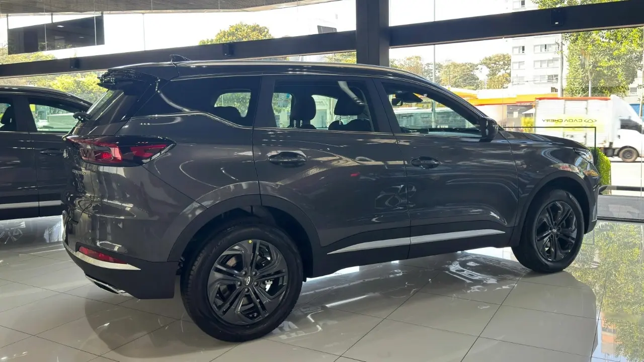 Caoa Chery Tiggo 7x Sport na cor cinza estático de traseira