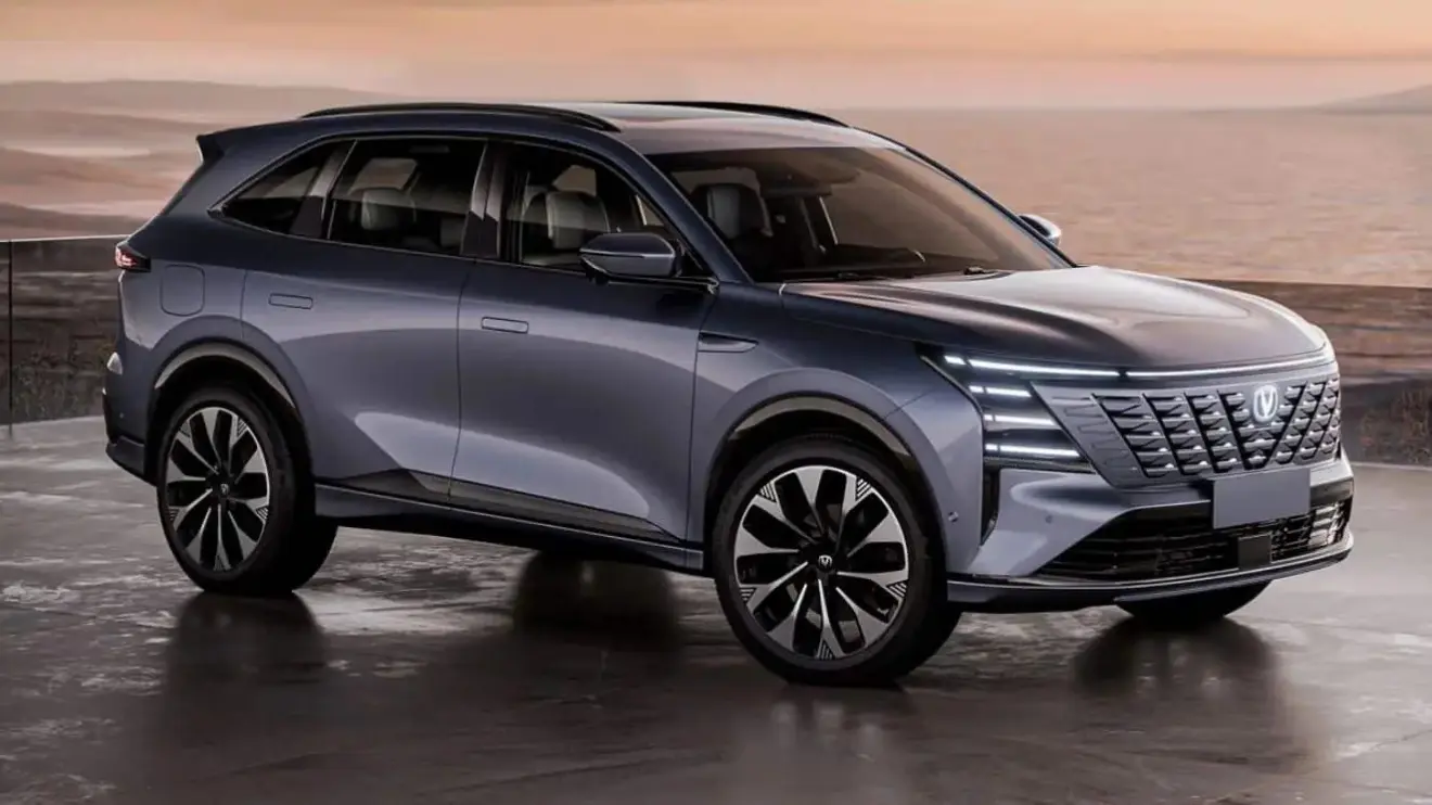 Changan CS75 Plus prata de frente