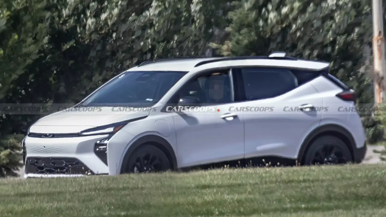Chevrolet Bolt 2027 flagrado sem camuflagem nos Estados Unidos em teste
