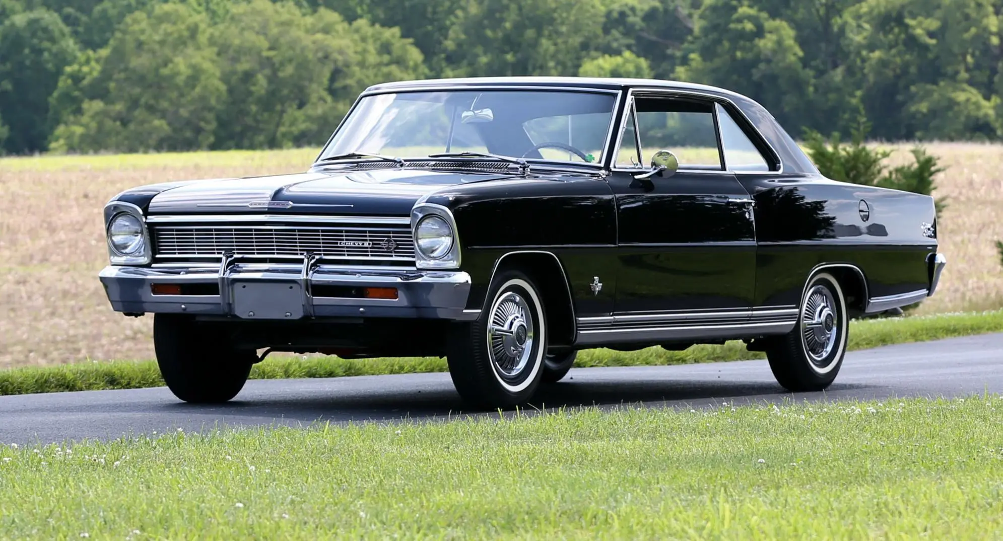 Chevrolet Chevy II Nova preto parado de frente tem o nome ligado à astronomia