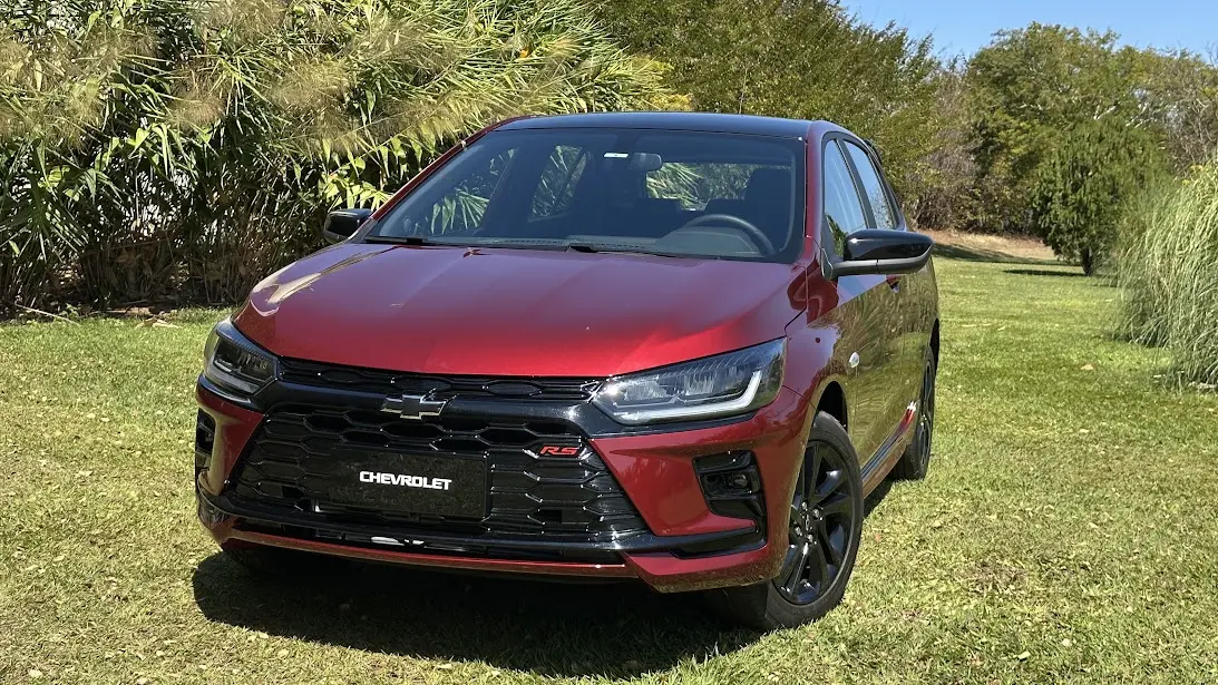 Chevrolet Onix RS vermelho 2026 de frente parado na grama