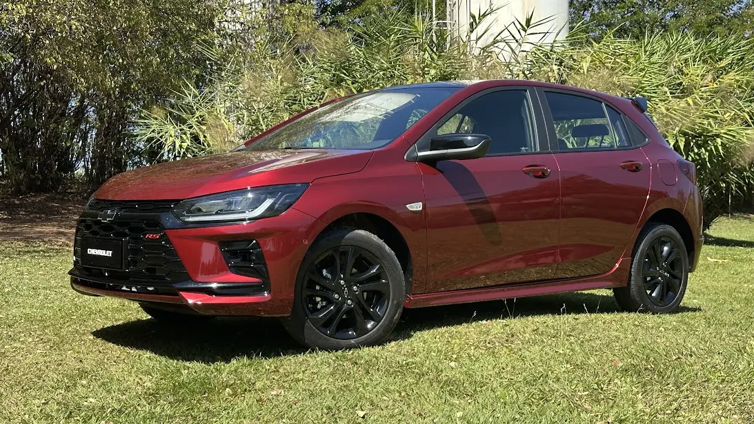 Chevrolet Onix RS vermelho 2026 de frente parado na grama