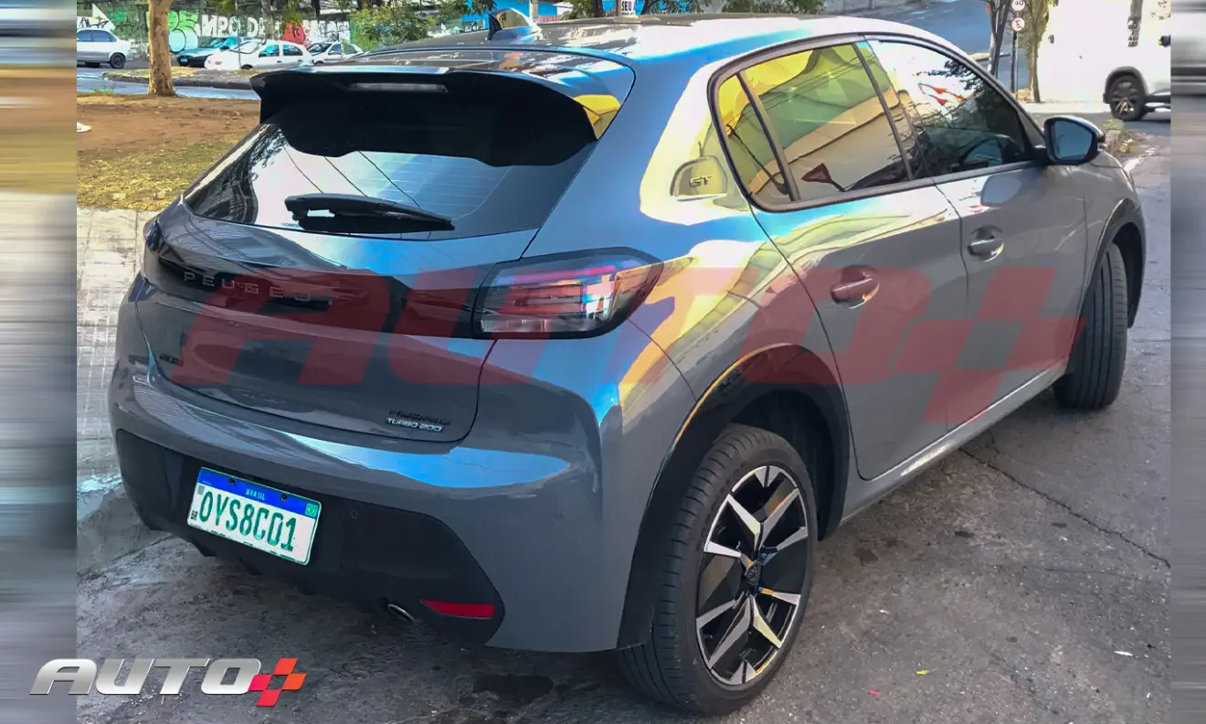 Peugeot 208 "Hybrid" cinza de traseira