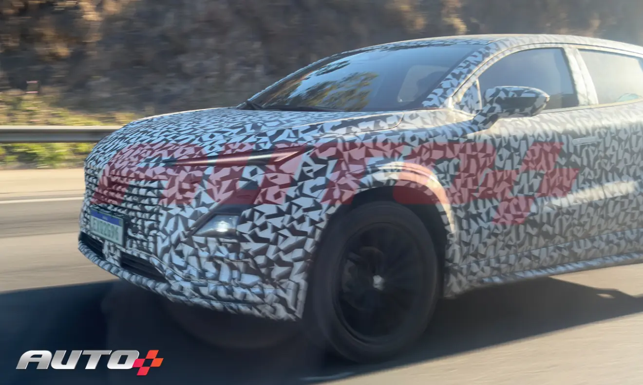 Changan UNI-T visto de frente com iluminação acesa e camuflado de preto e branco