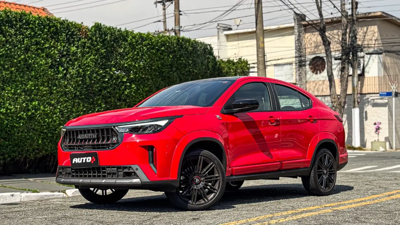 Fiat Fastback Abarh 2026 na cor vermelho estático