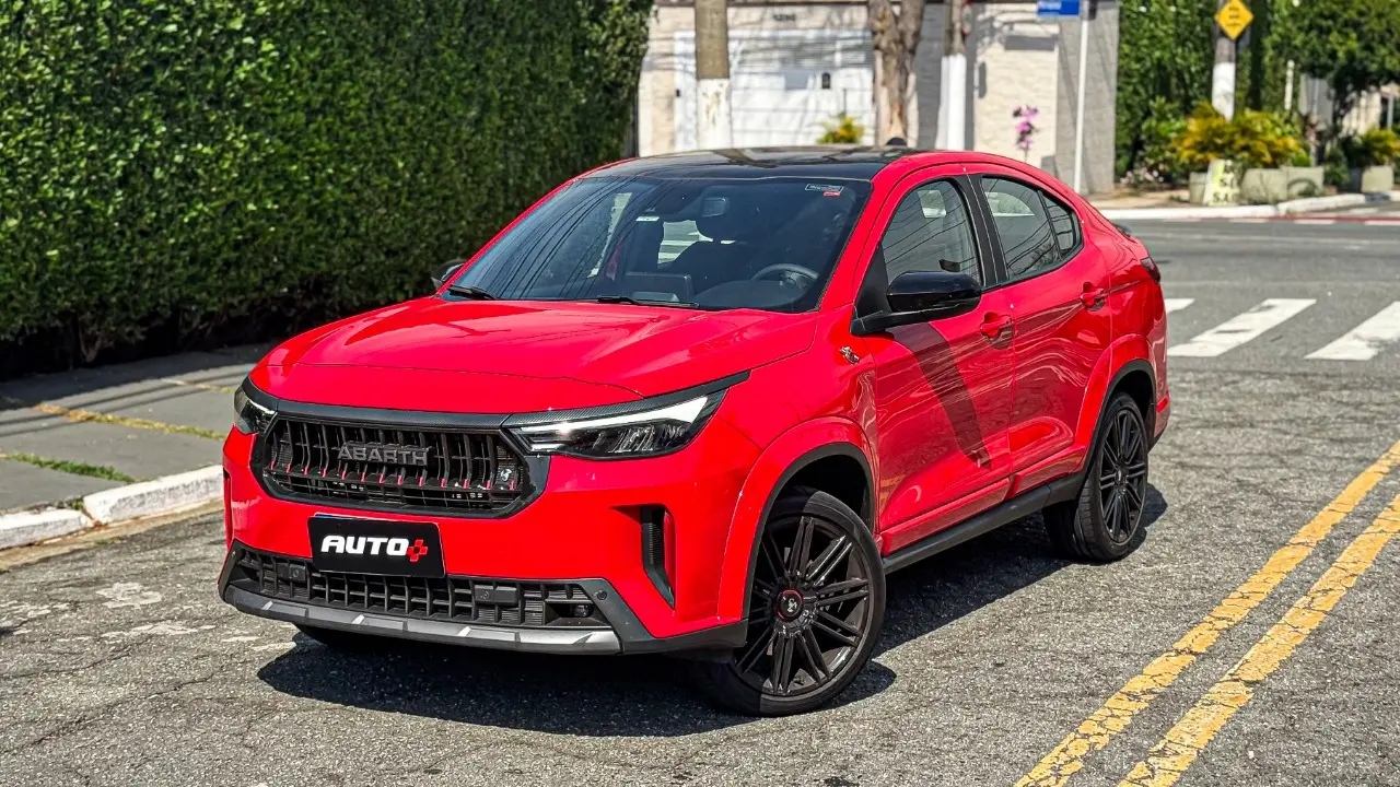 Fiat Fastback Abarh 2026 na cor vermelho estático