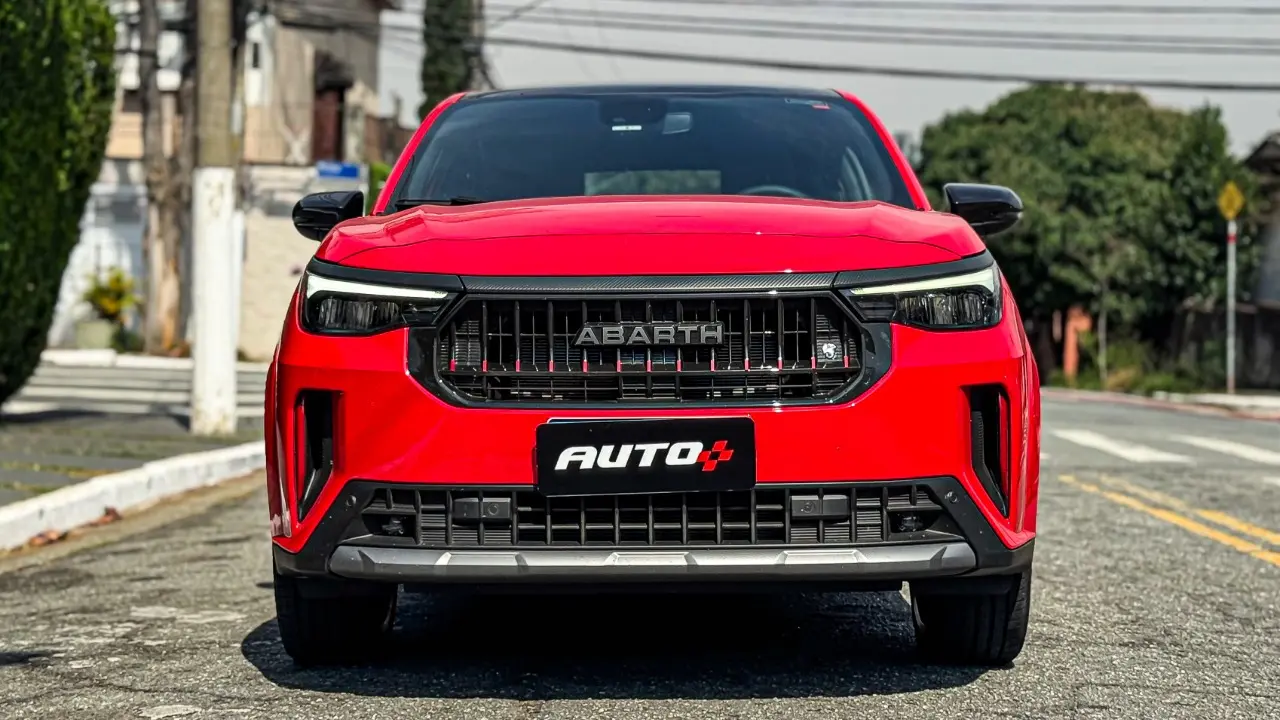 Fiat Fastback Abarh 2026 na cor vermelho estático