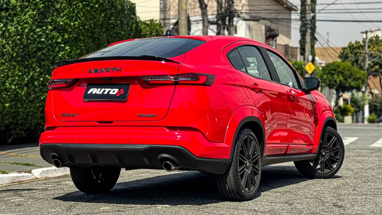 Fiat Fastback Abarh 2026 na cor vermelho estático