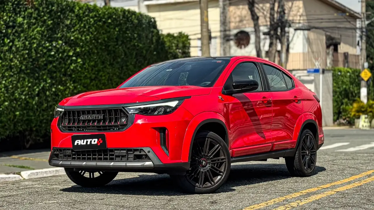 Fiat Fastback Abarh 2026 na cor vermelho estático