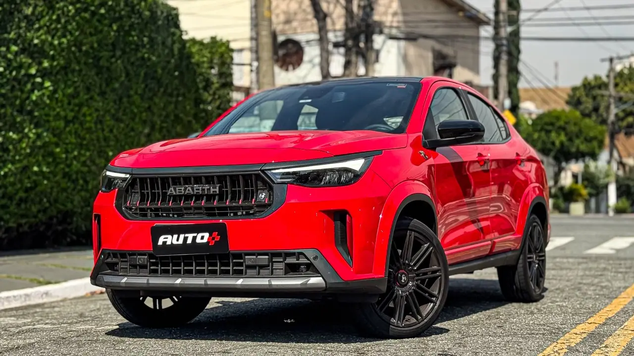 Fiat Fastback Abarh 2026 na cor vermelho estático