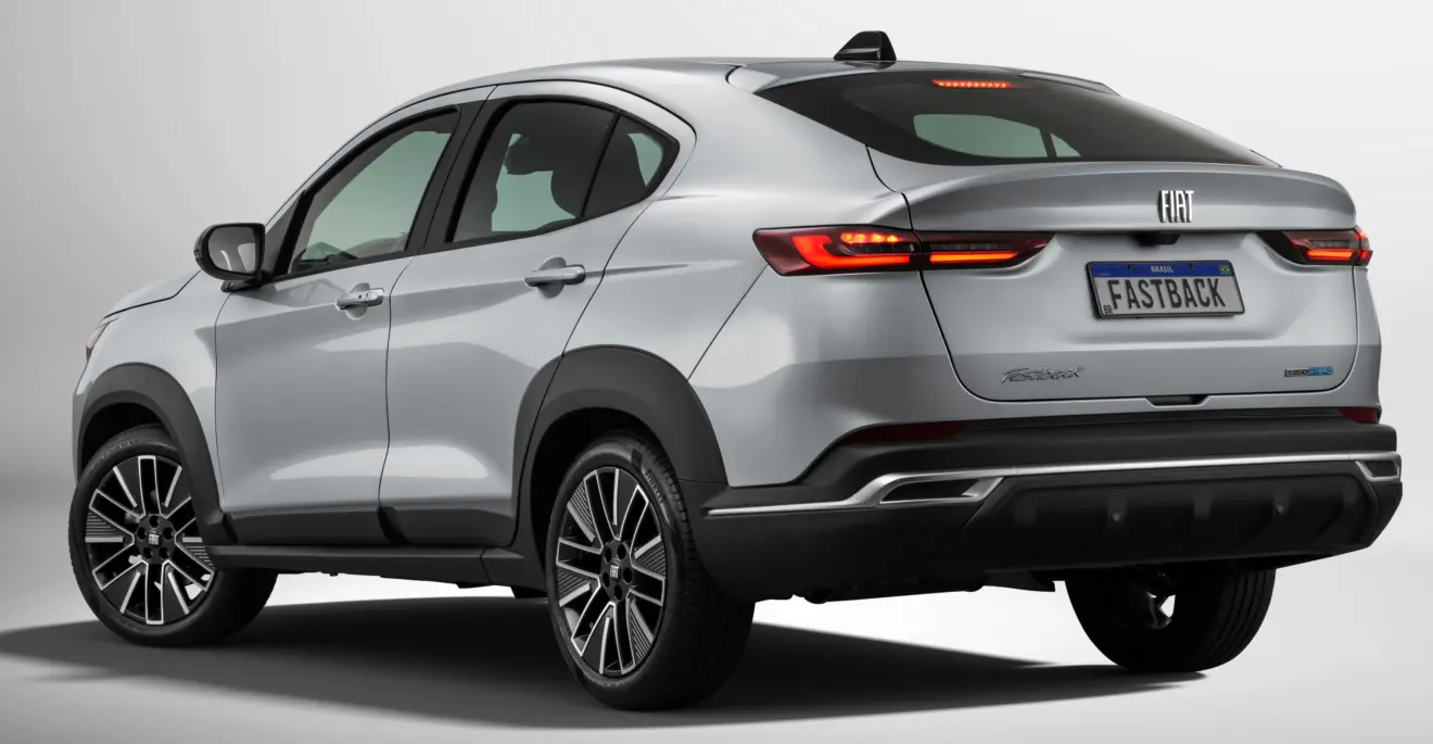 Fiat Fastback Audace T200 Hybrid parado de traseira com fundo neutro