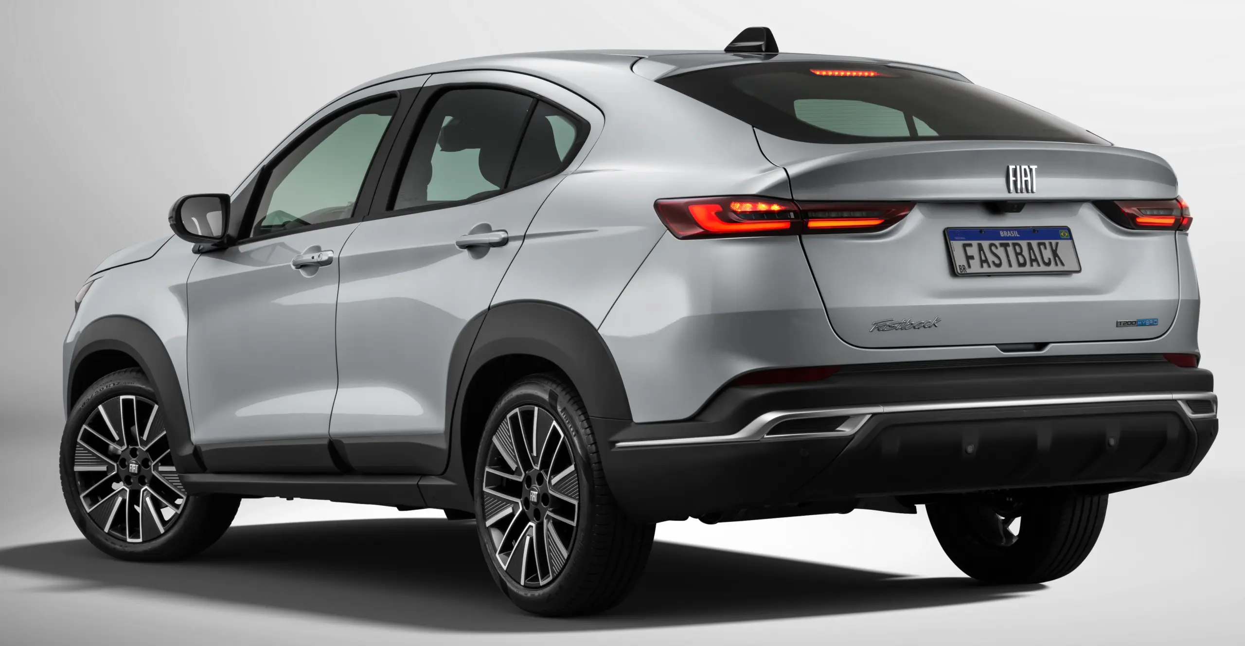 Fiat Fastback Audace T200 Hybrid parado de traseira com fundo neutro