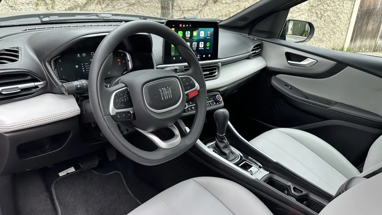 Painel e volante do Fiat Fastback Impetus Hybrid 2026