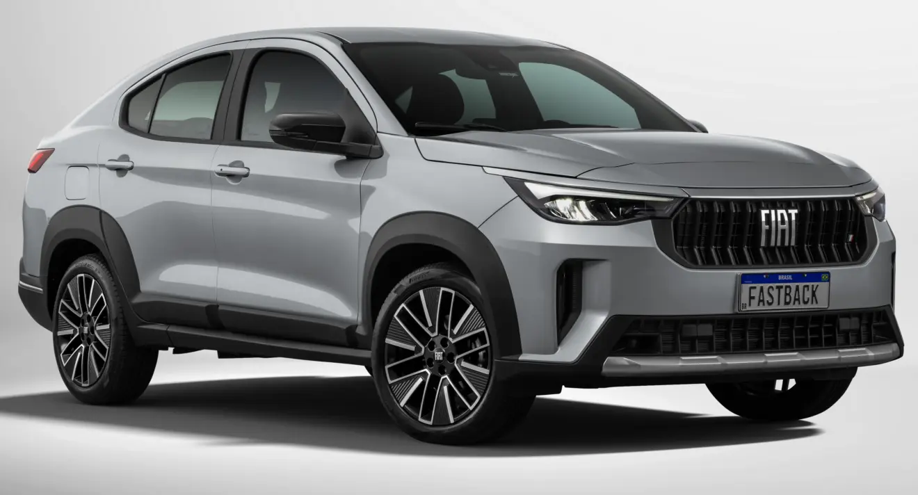 Fiat Fastback Audace T200 Hybrid parado de frente com fundo neutro