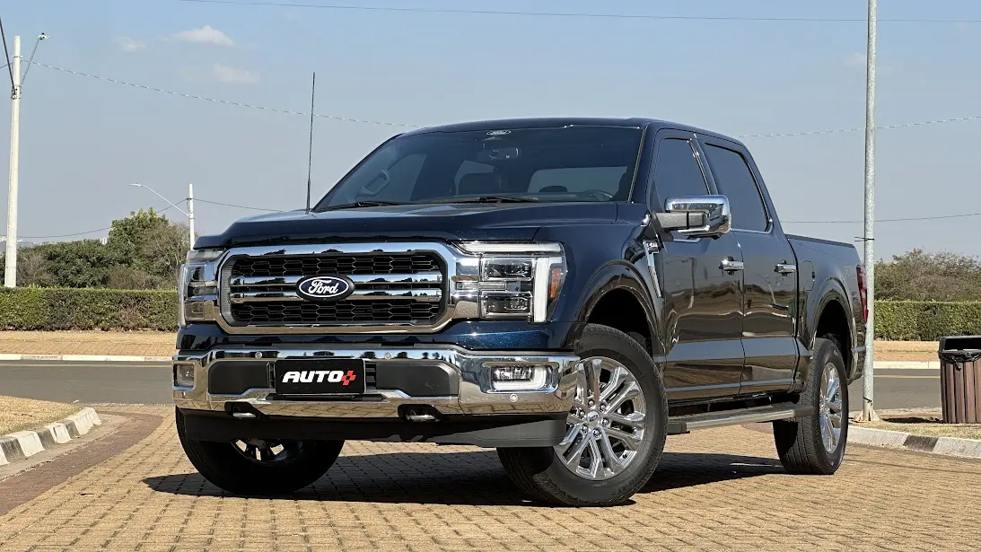 Ford F-150 Lariat Chrome azul parada de frente