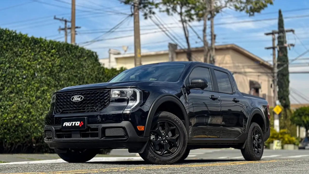 Picape Ford Maverick Lariat Black estática na cor preta