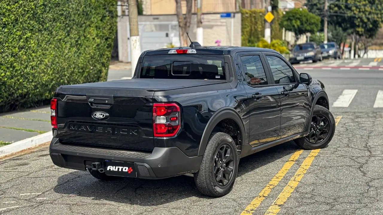 Ford Maverick Lariant Black estática na cor preta