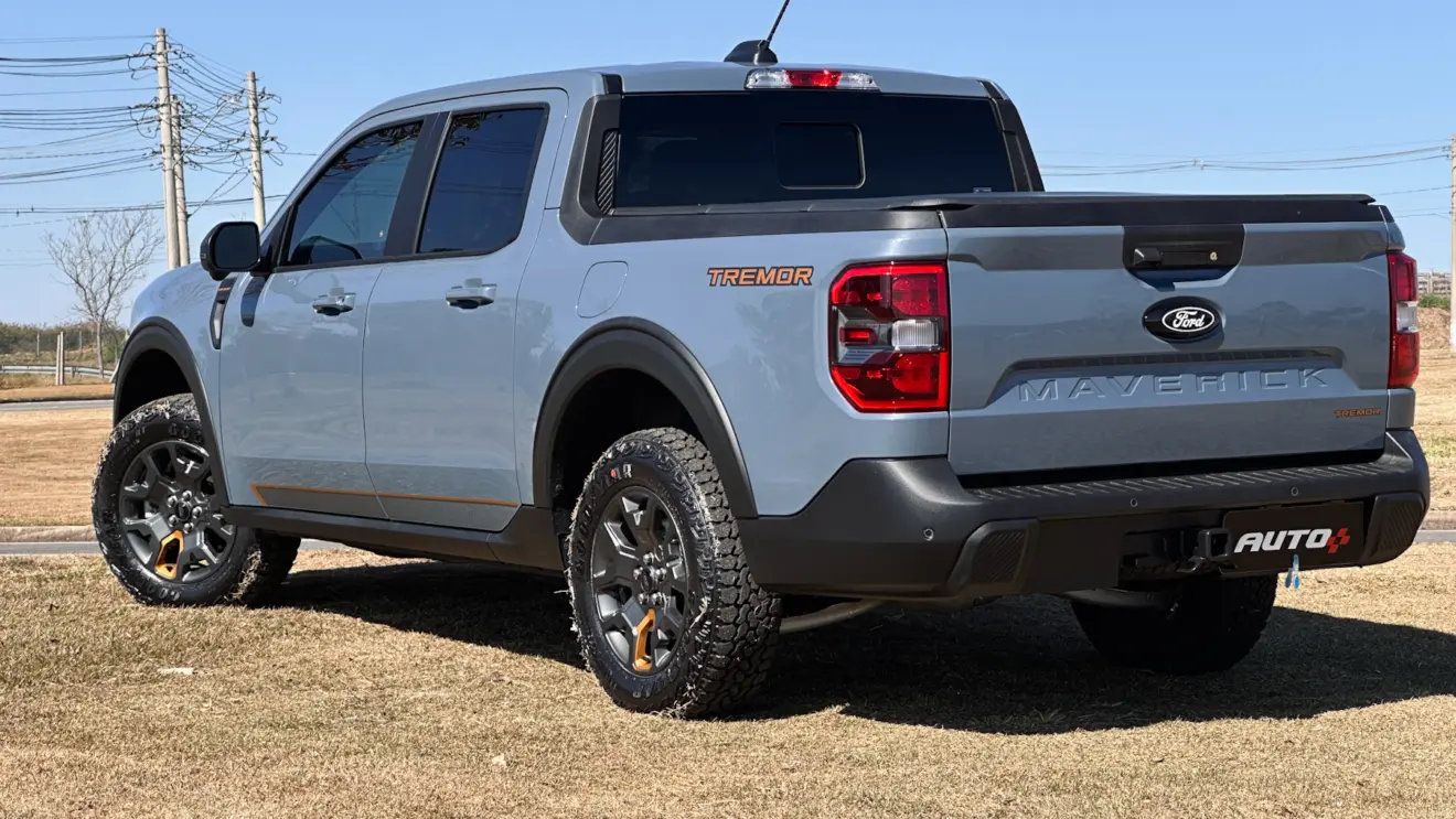 Ford Maverick Tremor azul de traseira