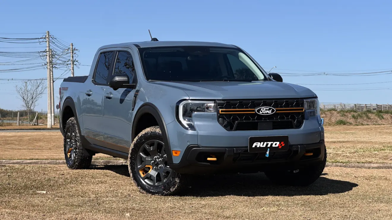 Ford Maverick Tremor azul de frente na grama