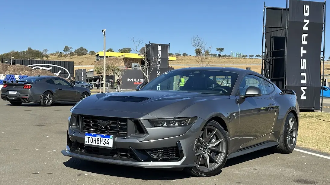 Ford Mustang Dark Horse cinza parado de frente