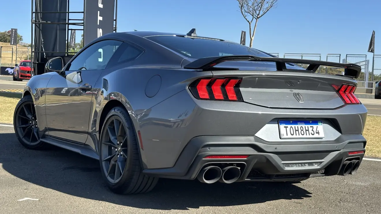 Ford Mustang Dark Horse cinza parado de traseira