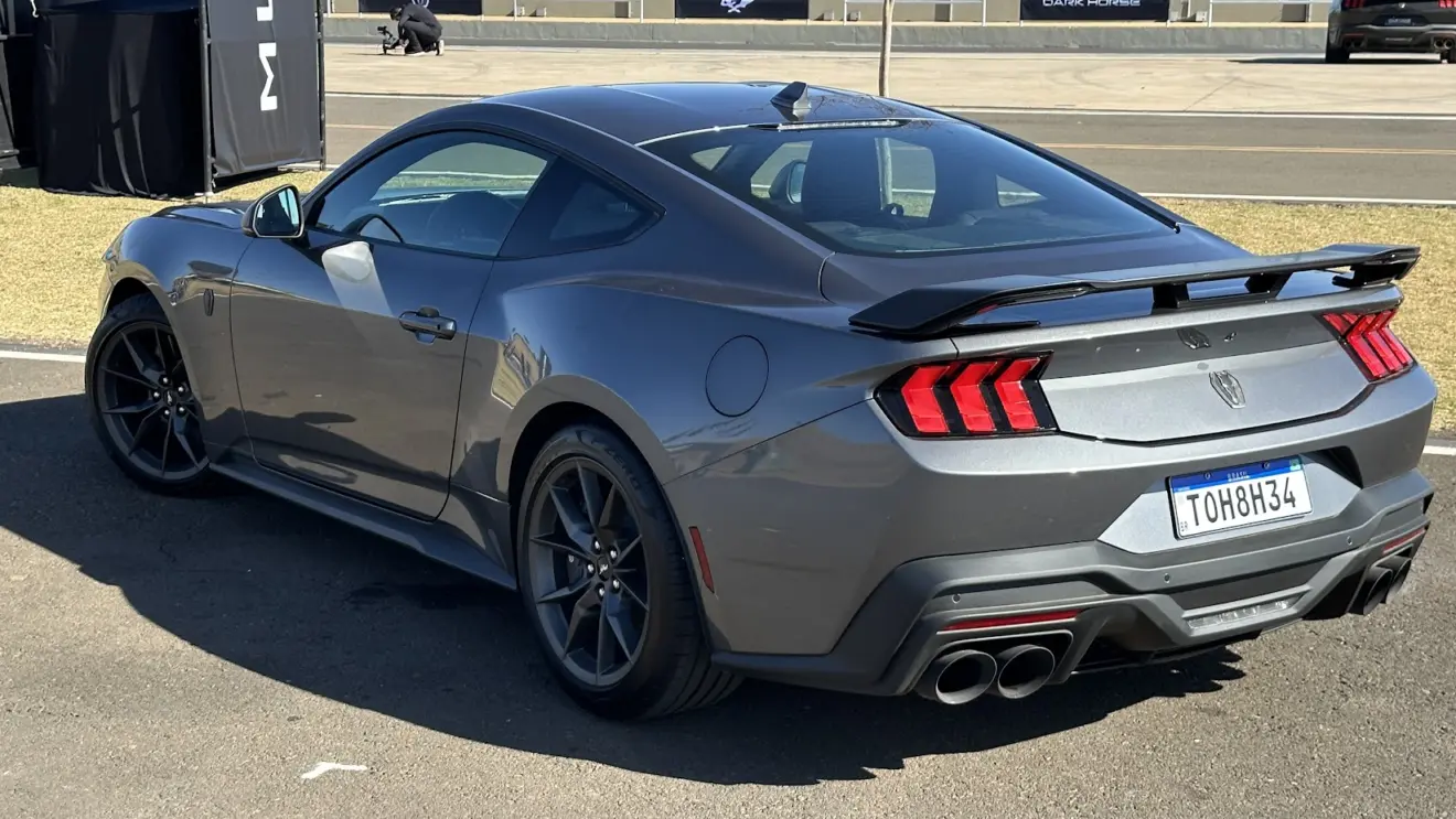 Ford Mustang Dark Horse cinza parado de traseira e visto do alto