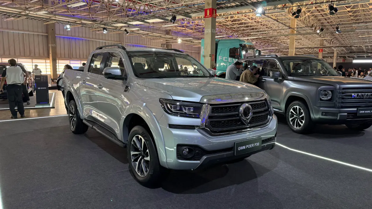 GWM Poer de frente na fábrica da GWM