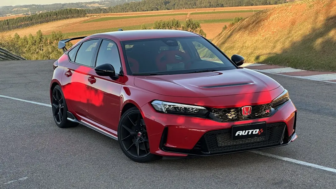 Honda Civic Type R vermelho parado de frente na pista