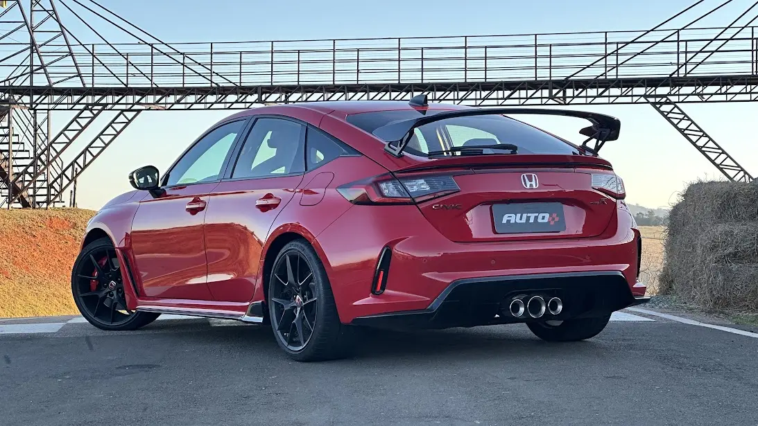 Honda Civic Type R vermelho parado de traseira na pista é um dos carros insanos à venda em nosso mercado