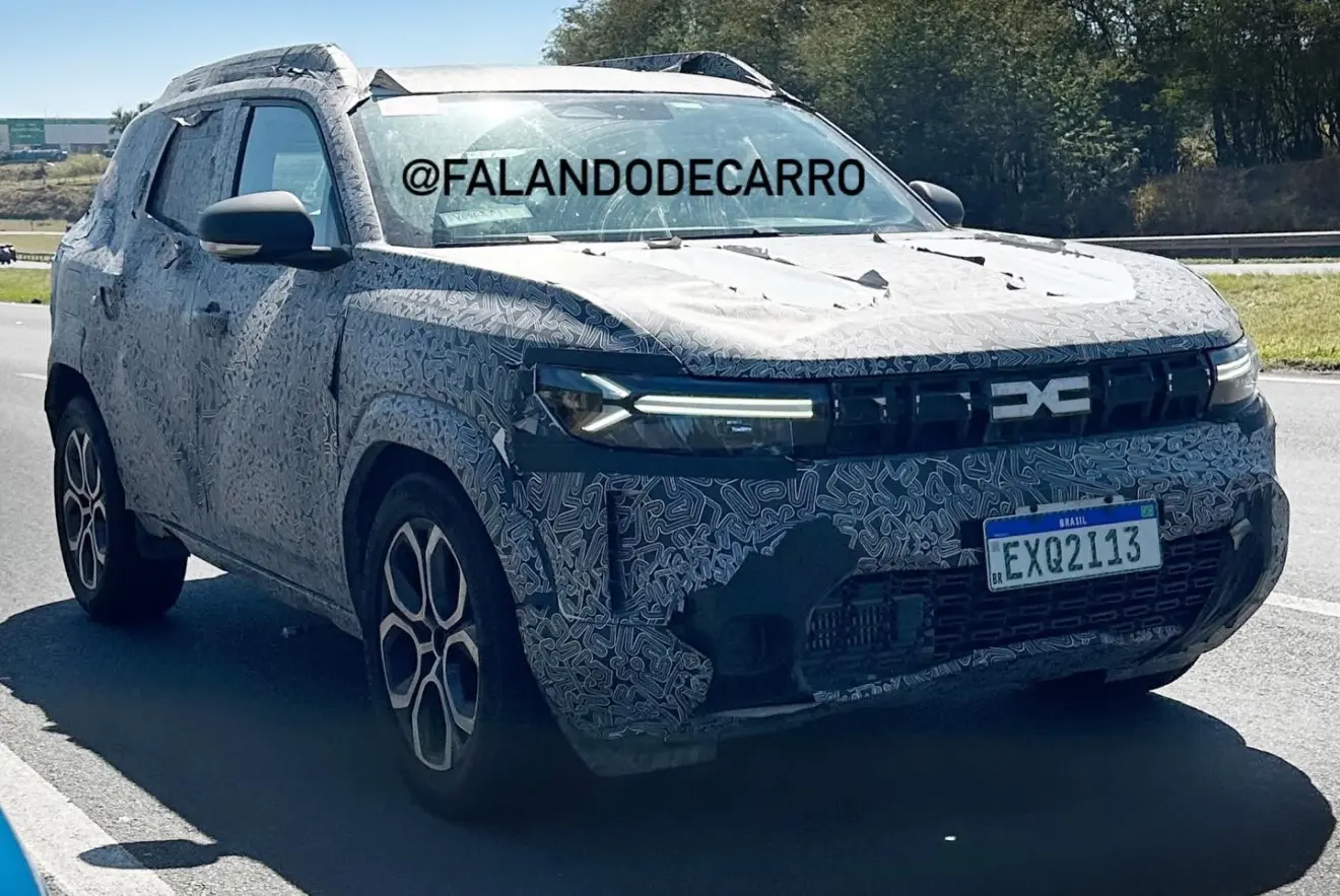 Dacia Duster 2026 de frente com camuflagem