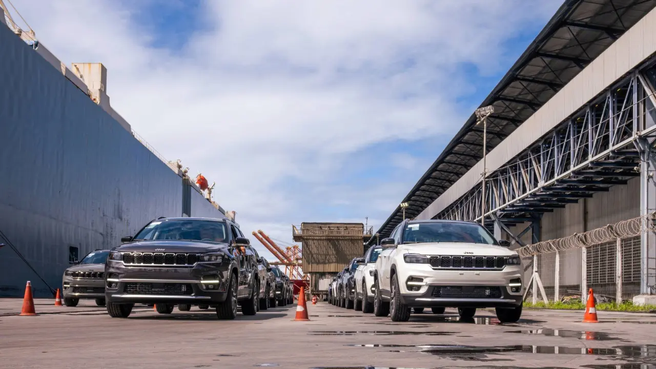 Jeep Commander no porto de Suape (PE)