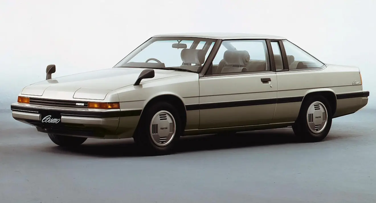Mazda Cosmo parado de lateral com fundo neutro foi um carro com nome ligado à astronomia