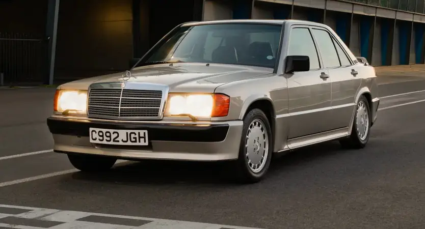 Mercedes-Benz 190 E prata de Ayrton Senna parado de frente