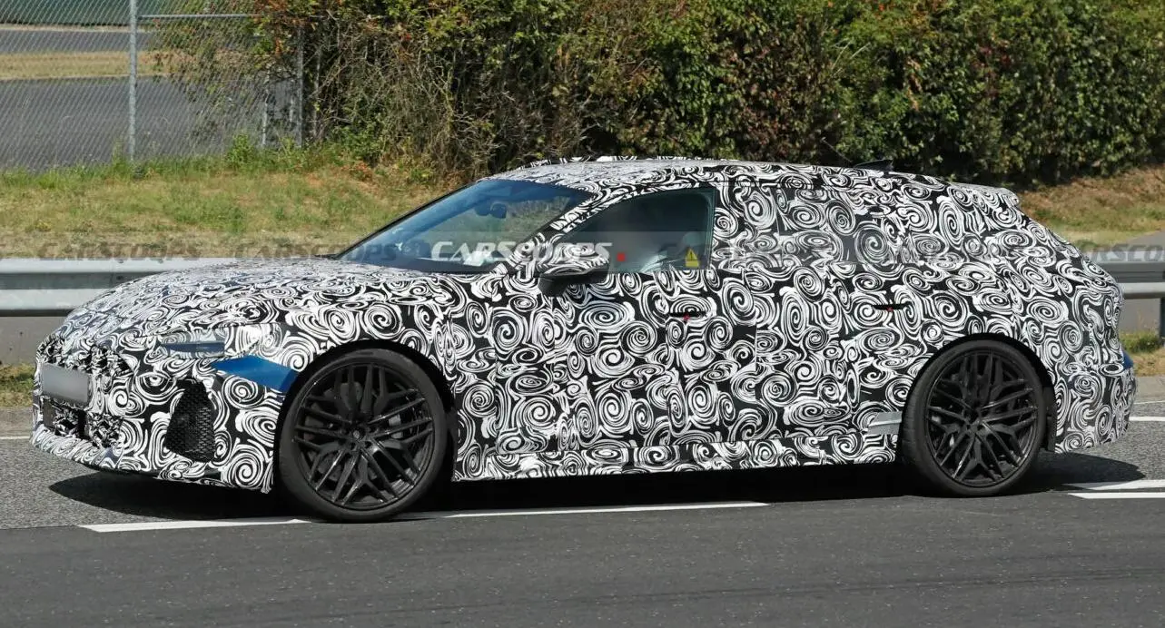 Nova perua Audi RS6 Avant camuflada de lateral andando na cidade