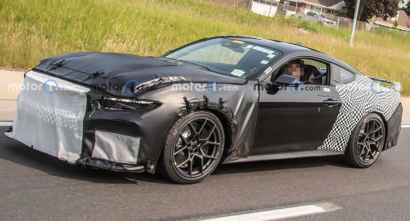 Novo Ford Mustang GT500 camuflado de lateral