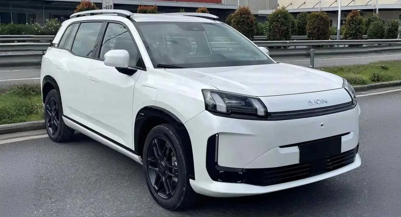 Novo SUV elétrico GAC Aion V branco parado de dianteira