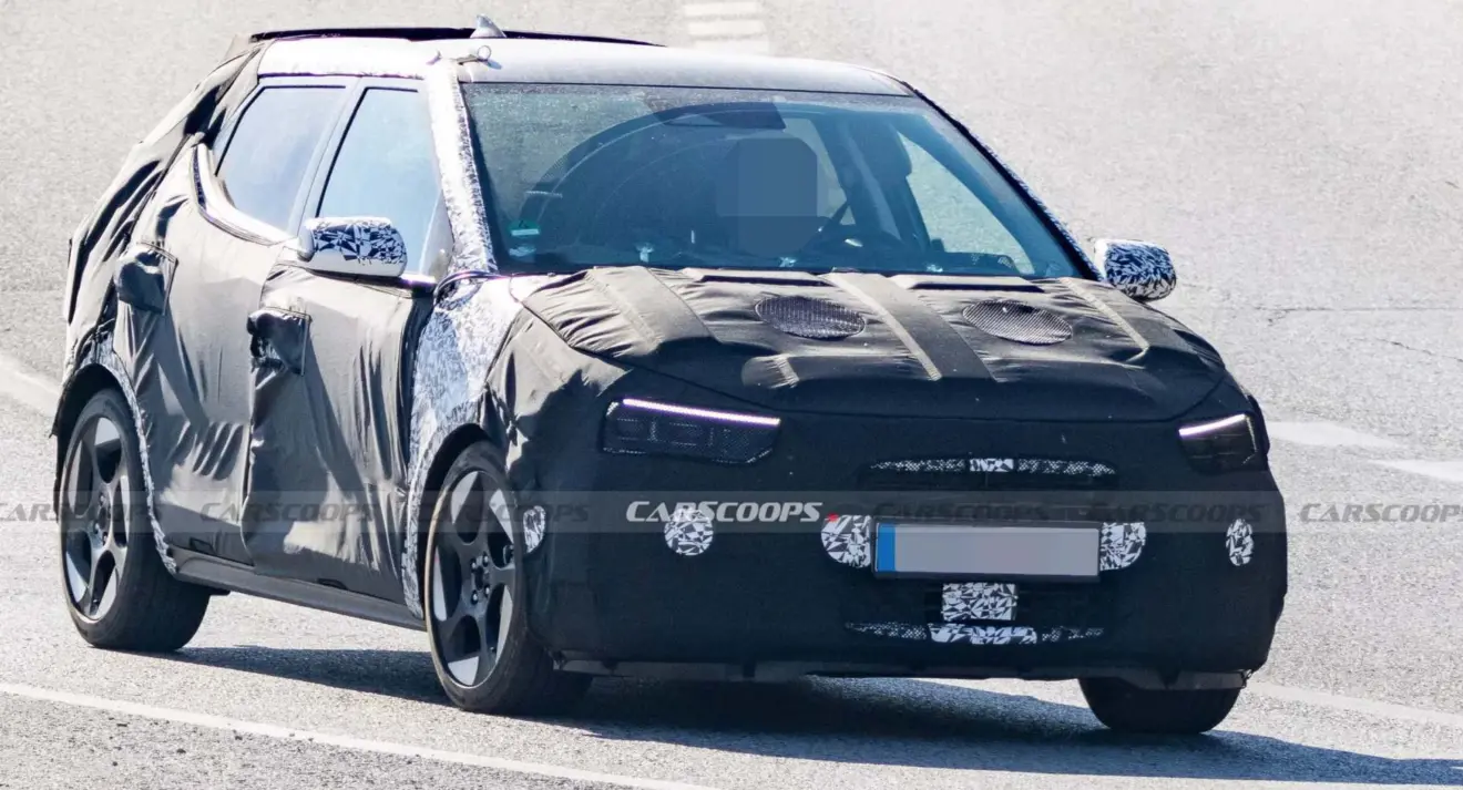 Novo Hyundai i20 sob forte camuflagem de dianteira na estrada