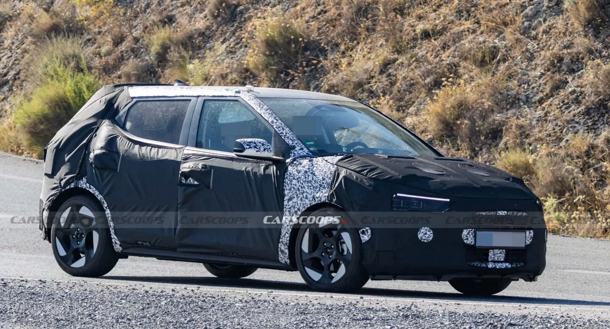 Novo Hyundai i20 sob forte camuflagem de dianteira na estrada