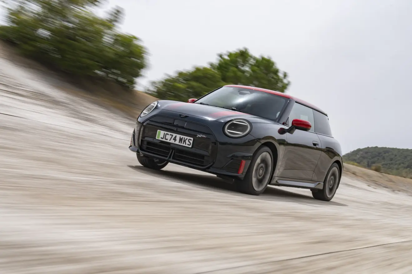 Mini JCW elétrico de frente em movimento na pista