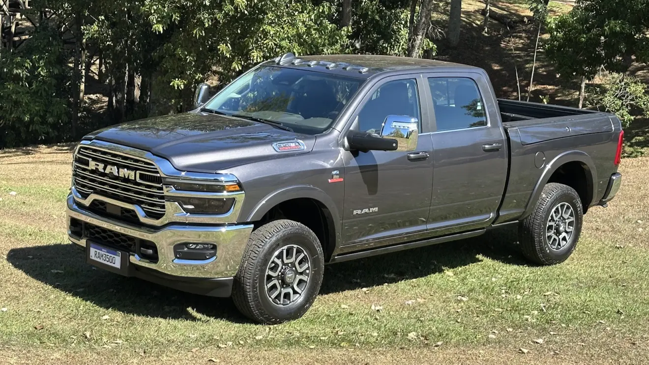 Ram 3500 Longhorn marrom parada na grama e vista do alto