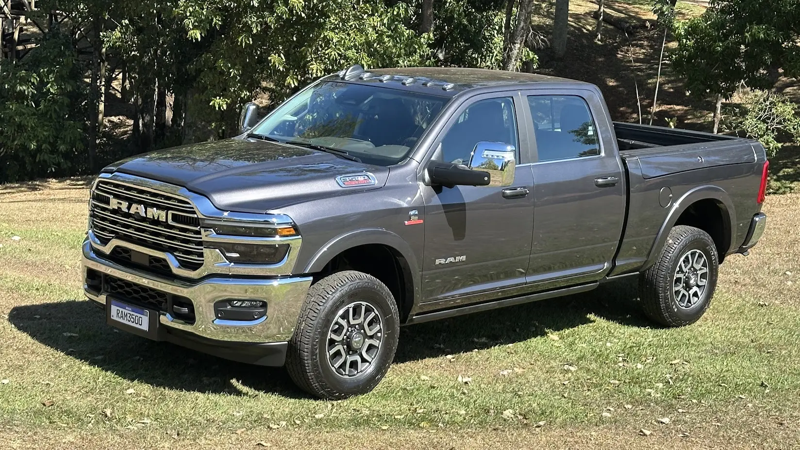 5 carros gigantescos à venda no Brasil, que desafiam as garagens
